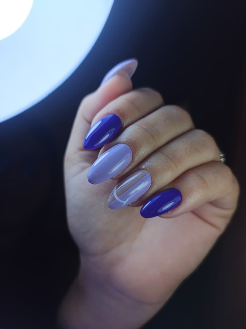 Manicura azul lavanda